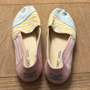 Women’s size 9 pastel striped Tom’s in perfect condition!